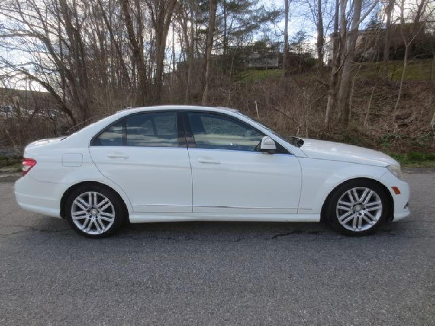 2009 White /Black Mercedes-Benz C-Class C300 4MATIC Luxury Sedan (WDDGF81X59R) with an 3.0L V6 DOHC 24V engine, 7-Speed Automatic transmission, located at 270 US Route 6, Mahopac, NY, 10541, (845) 621-0895, 41.349022, -73.755280 - Photo#9